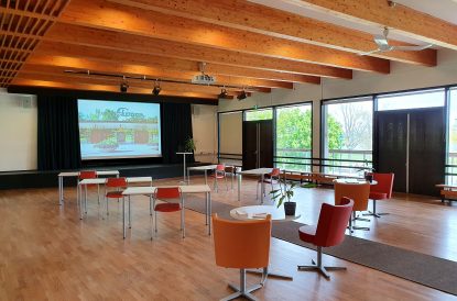 Möteslokalen Holken. Det är glest möblerat.